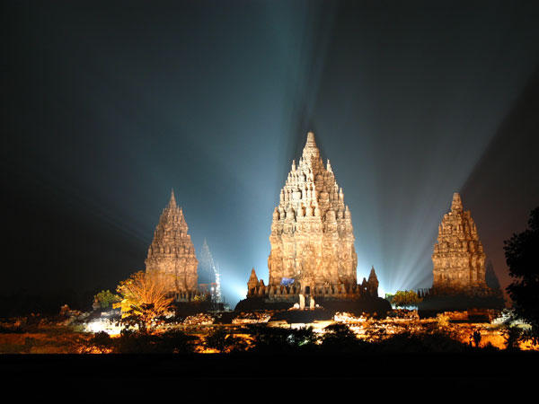 http://surauinyiak.files.wordpress.com/2009/01/prambanan-temple-hindus-temple-in-the-nigh-yogyakarta.jpg